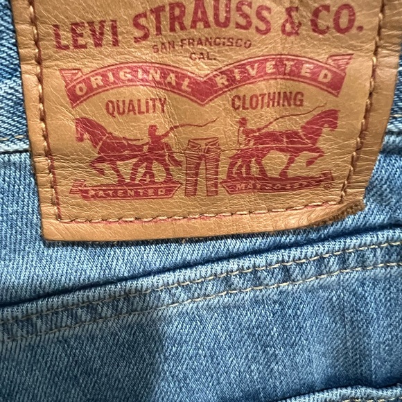 Levis denim shorts Size 28 waist. Fits w26 as well - Picture 3 of 4